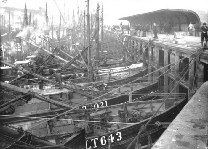 Lowestoft drifters, Newlyn North Pier in 1908 (courtesy of Morrab Library Photo Archive)